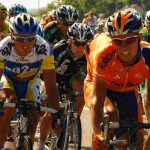 2007-07 De wielrennes suizen voorbij in de Tour de France (Etang Sur Arroux-FR)