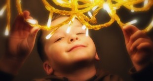 Kinderen vinden kerstlampjes maar een feest - Hellevoesluis dec-2011