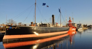 2015-03 Drie schepen aan de juist voltooide Koningskadel (Hellevoetsluis)