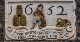 Gevelsteen "Hyer kvyp men oly vaten en men verkoep mense" - Anno 1652 - Dordrecht/NL