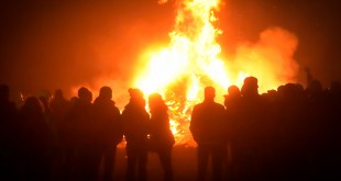 Veel publiek en een perfecte sfeer bij het warme vuur - Kerstboomverbranding - Hellevoetsluis/NL