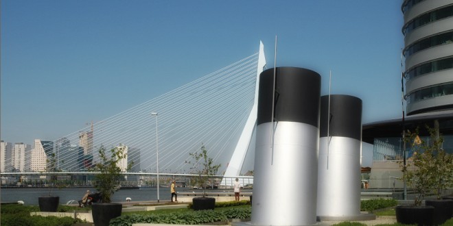 2008-05 Zicht op de Zwaan vanaf de kade bij Hotel New York (Rotterdam)