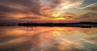 Spectaculair kleurenspel bij zonsondergang aan het strand - Hellevoetsluis/NL