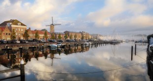 Ochtendgloren van de zon met mist - Oude Haven Hellevoetsluis okt-2013