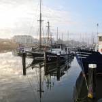 2013-10 De vroege ochtendzon in het Oude Dorp en Haven (Hellevoetsluis)