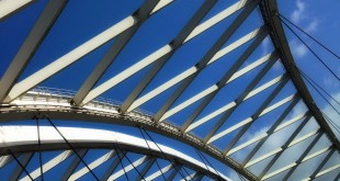 2014-04 Verkeer: soms tijd genoeg om zo de Van Brienenoordbrug te bekijken (A16 Rotterdam)