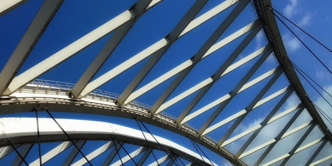 2014-04 Verkeer: soms tijd genoeg om zo de Van Brienenoordbrug te bekijken (A16 Rotterdam)