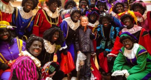 Het ziet zwart van de Zwarte Pieten, kinderen genieten van dit vrolijk festijn, pepernoten, tekeningen, liedjes en muziek. Ja, Sinterklaas is bijna in het land