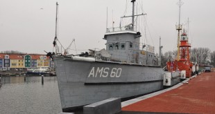 2015-02 De "Noord Hinder" en de "AMS ms Bernisse" aan de Koningskade (Hellevoetsluis)