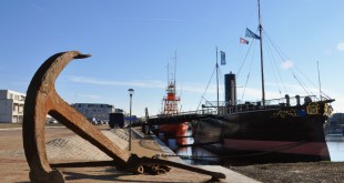 2015-03 Drie schepen aan de juist voltooide Koningskadel (Hellevoetsluis)