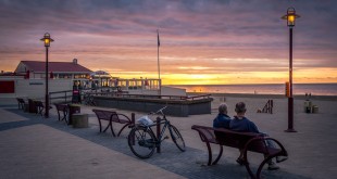 Sjame de sjon in de sjee sjien sjakke - tegen zondersondergang zie je opeens meer mensen op het strand. Even nog snel naar de zonsondergang kijken. Rockanje/NL