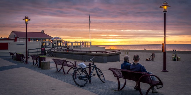 Sjame de sjon in de sjee sjien sjakke - tegen zondersondergang zie je opeens meer mensen op het strand. Even nog snel naar de zonsondergang kijken. Rockanje/NL