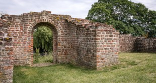 Burcht van Voorne of Jacoba Burcht" (anno 12e eeuw). Omgrachte heuvel met resten van een cirkelvormige burcht (oudste delen ca. 1100). Oostvoorne/NL